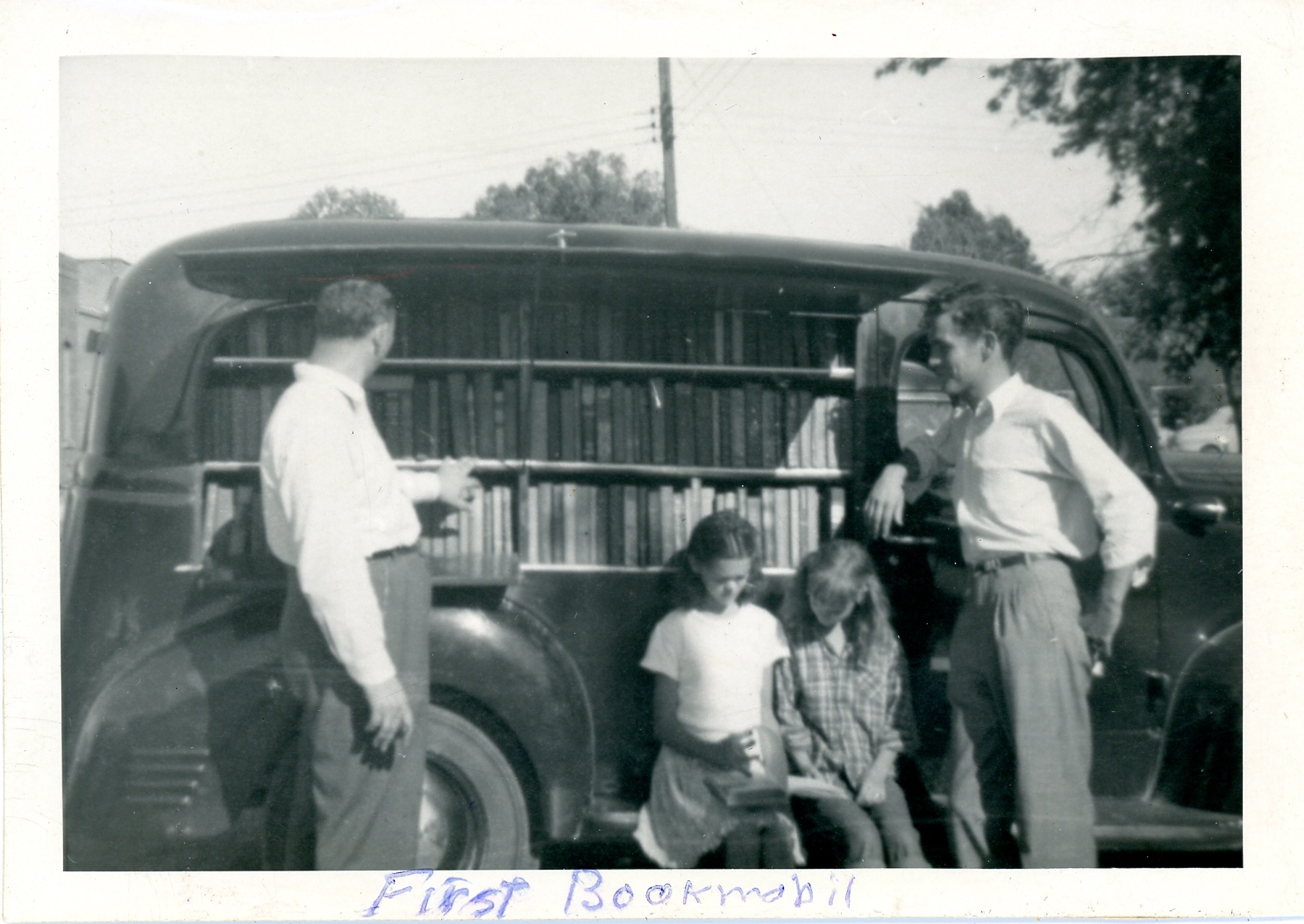 Photo of the first Bookmobile at CCPJL cira 1950s